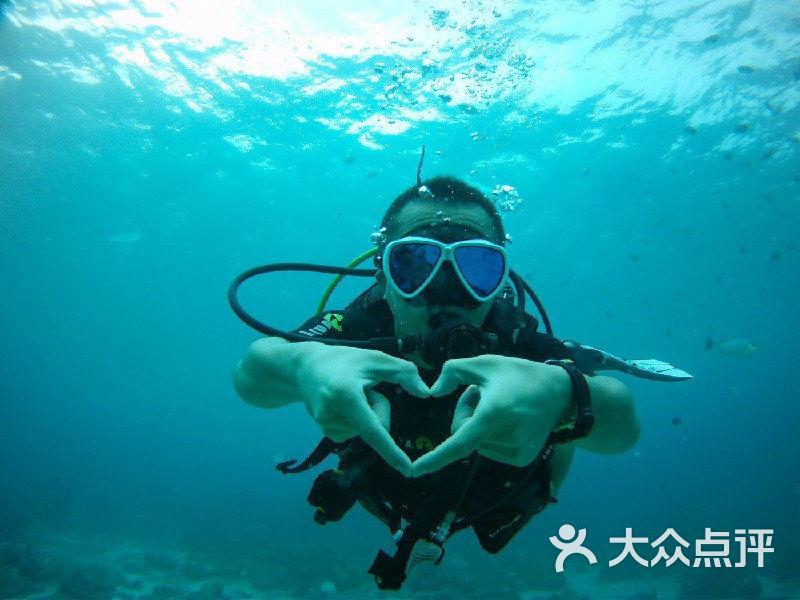 救援爱图画的男孩
