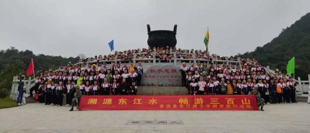 李连杰携妻女出游,62岁利智笑容慈祥老态尽显