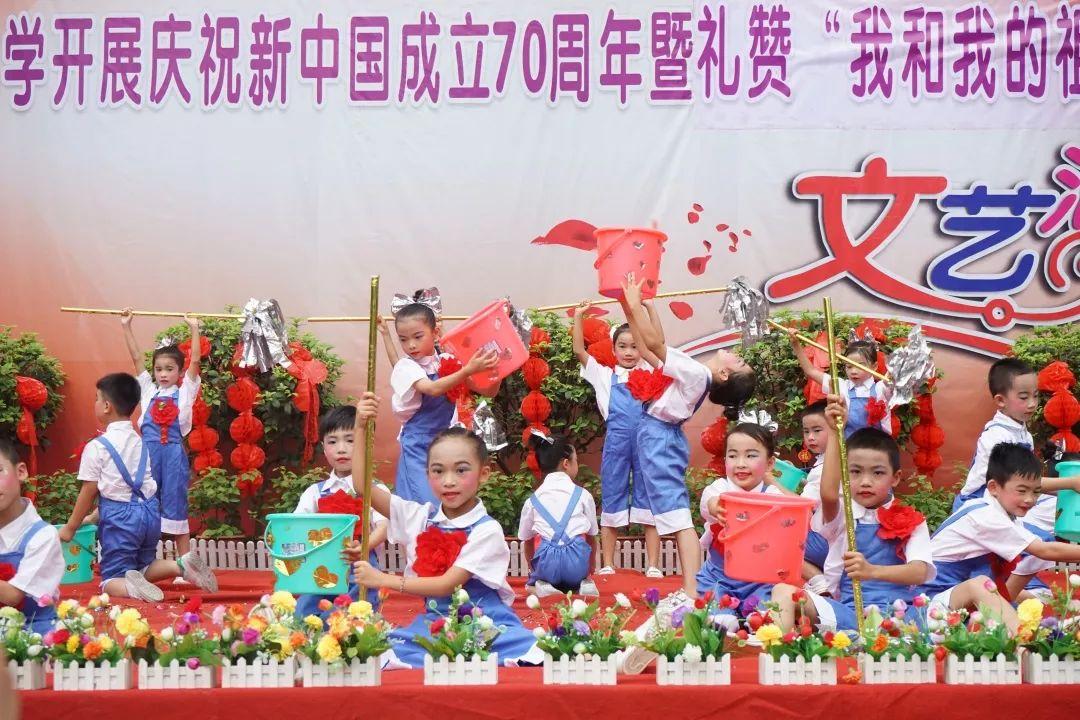 早上出门徒手抓住一只斑鸠(这时候斑鸠还全身有毛)，结果没一会儿斑鸠就挣脱跑了，然后手上只剩下斑鸠的游戏画面