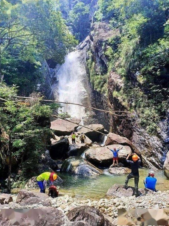高速服务区内过路旅客遭挟持,他们三人出手救人
