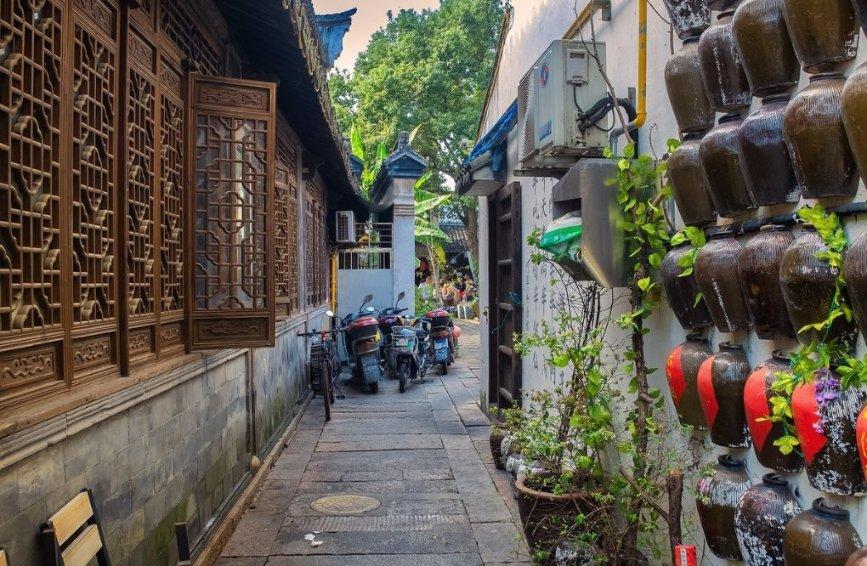 郦莎：欧美人会选择较夸张、有力的眉形，以达到更好的视觉效果