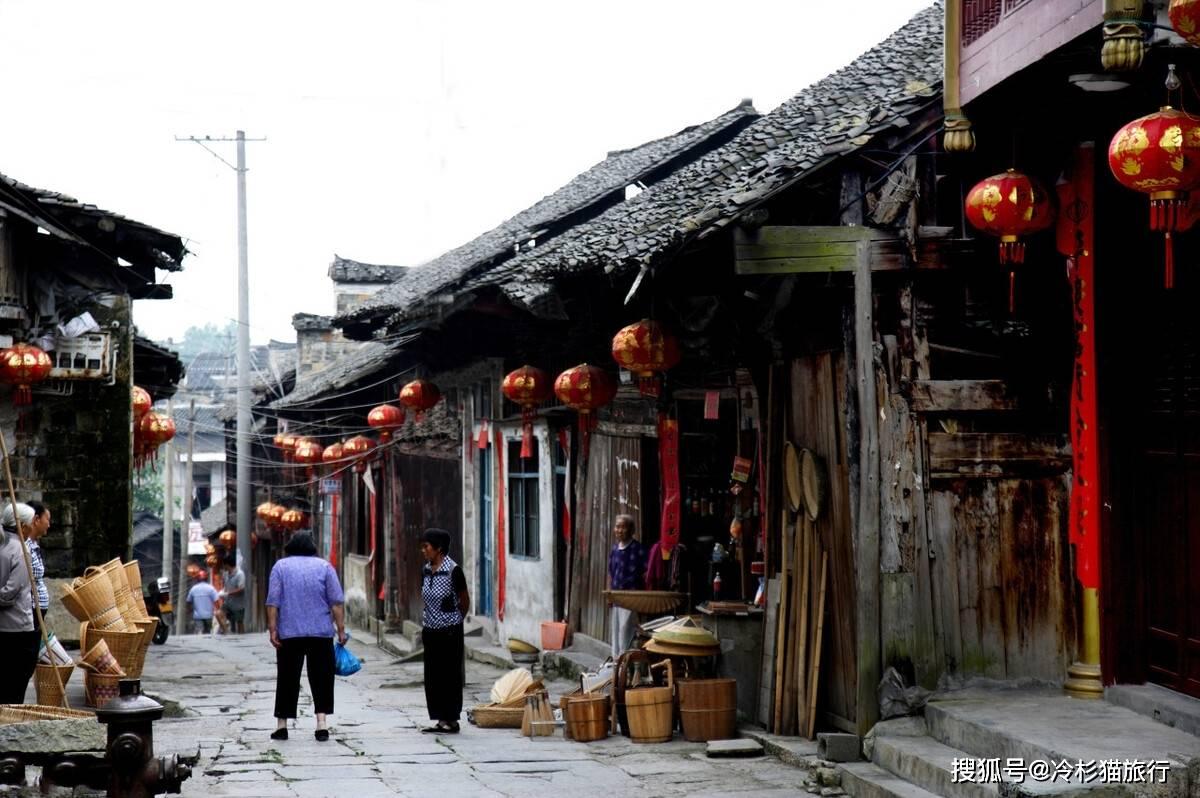 李湘惊艳复出!五官发福却更显富态,与李维嘉直播亲密似姐弟